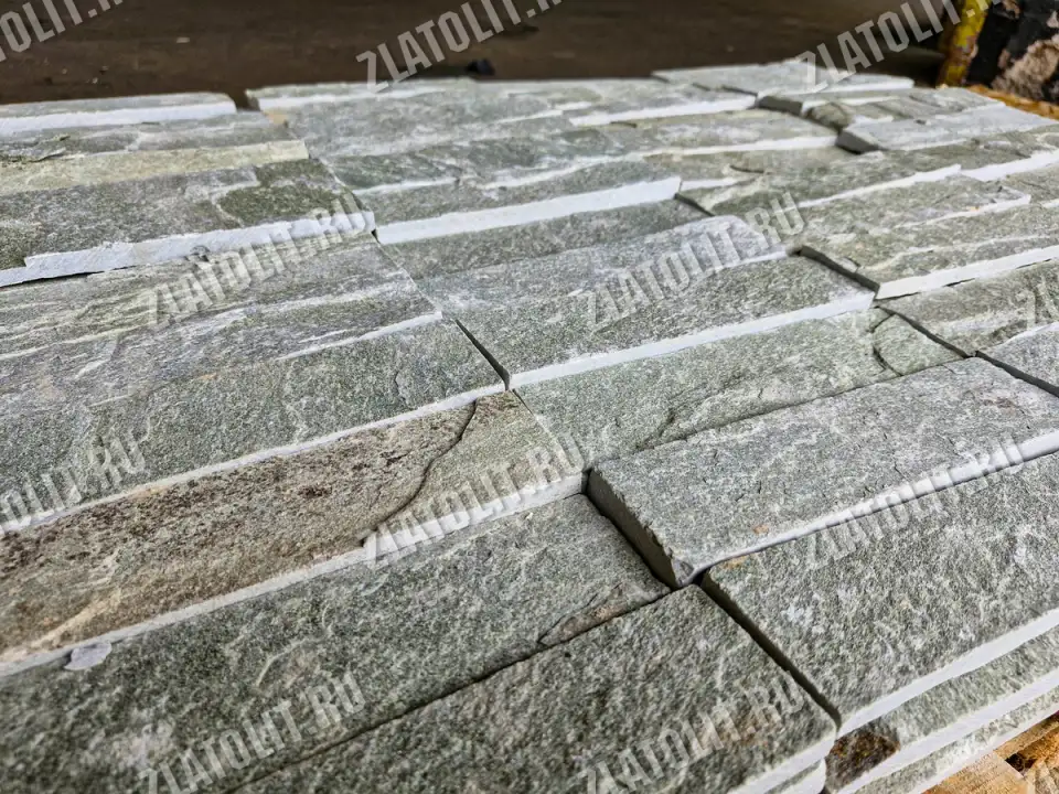 плитка из серо-зелёного златолита для облицовки в наличии от производителя